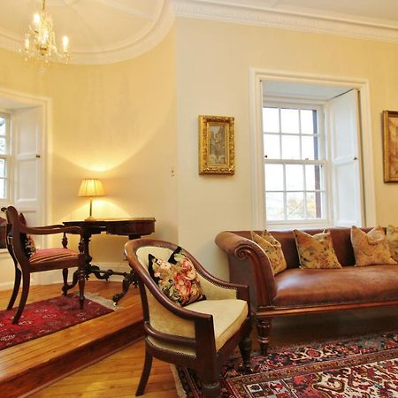 Elegant 3-Bedroom Ramsay Garden Apartment In Edinburgh City Centre Extérieur photo